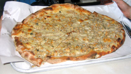 Pepe's Clam Pizza photo by Albert Grande copyright pizzatherapy.com 2005